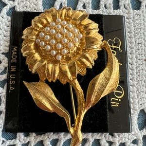 Vintage/New sunflower faux pearl brooch, made in the USA 🇺🇸